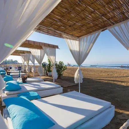 Hotell Random By Lookbookholiday Side