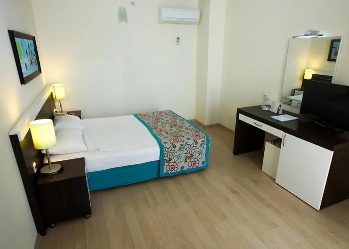 Otel Random By Lookbookholiday