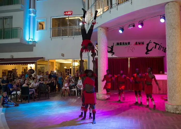 Otel Random By Lookbookholiday Side