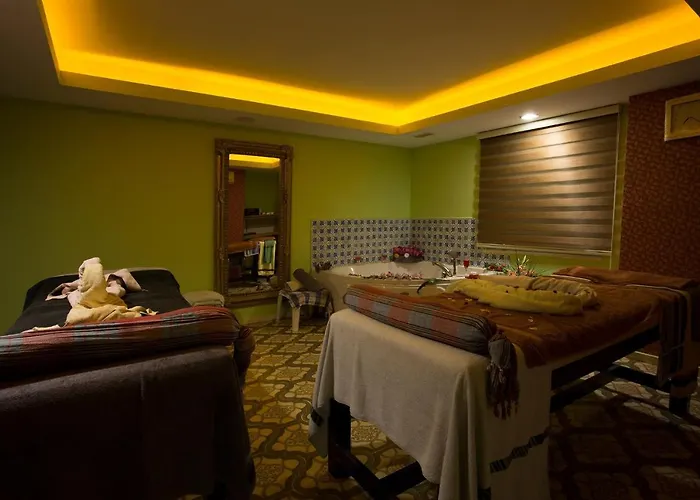 Otel Random By Lookbookholiday