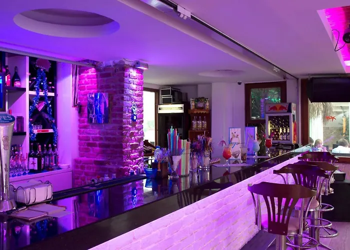 Otel Random By Lookbookholiday