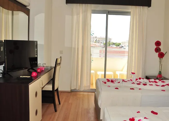 Otel Random By Lookbookholiday Side