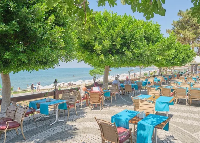 Otel Random By Lookbookholiday