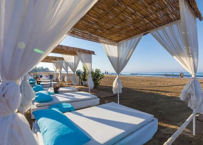 Otel Random By Lookbookholiday Side