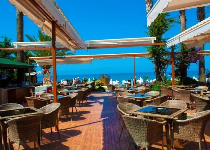 Otel Random By Lookbookholiday