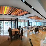 Hotel Random By Lookbookholiday 4*
