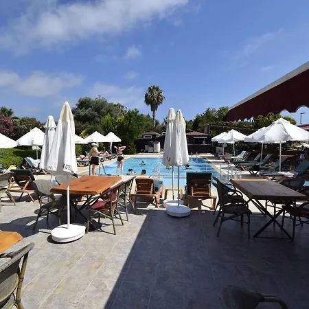 Hotel Random By Lookbookholiday 4*